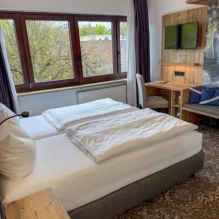 Hotel-restaurant Dechbettener Hof מלון *
